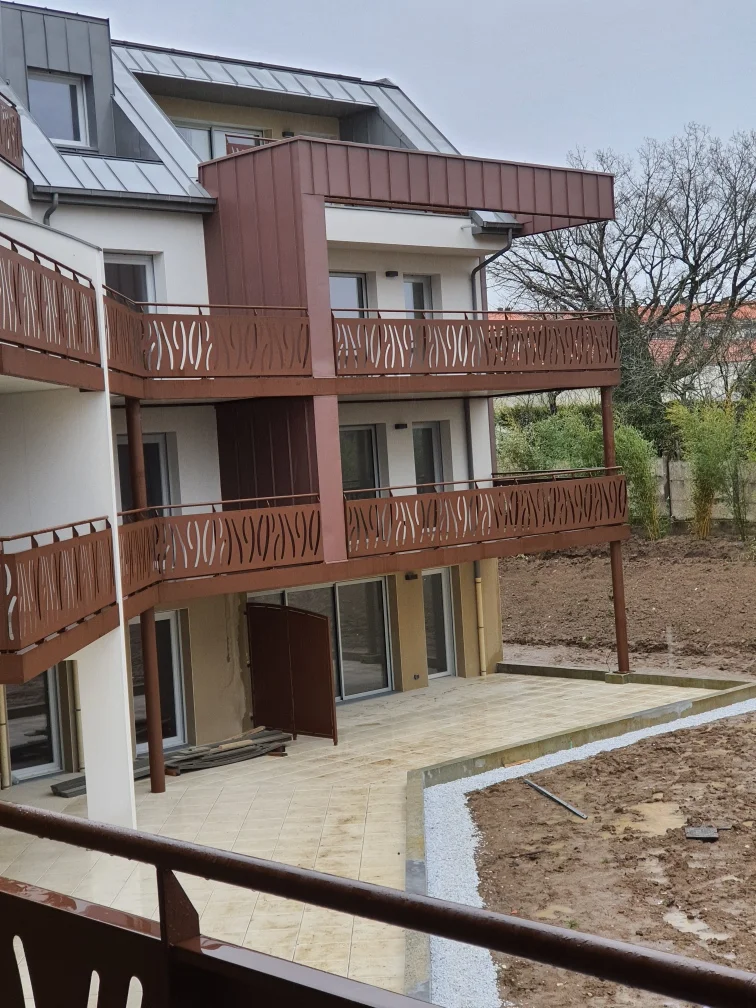 A I C P Desnoes Sarl COUVREUR ST JEAN DE LINIERE Parc De Moine CHOLET Bardage Rouge